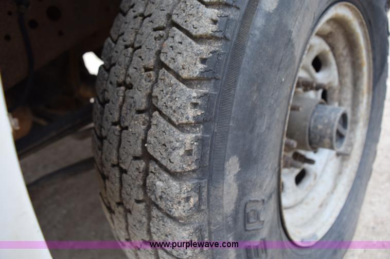 image for item K2321 2003 Ford F250 Super Duty XL SuperCab flatbed pickup truck