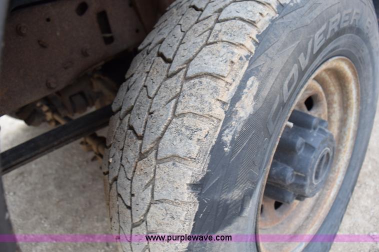 image for item K2321 2003 Ford F250 Super Duty XL SuperCab flatbed pickup truck