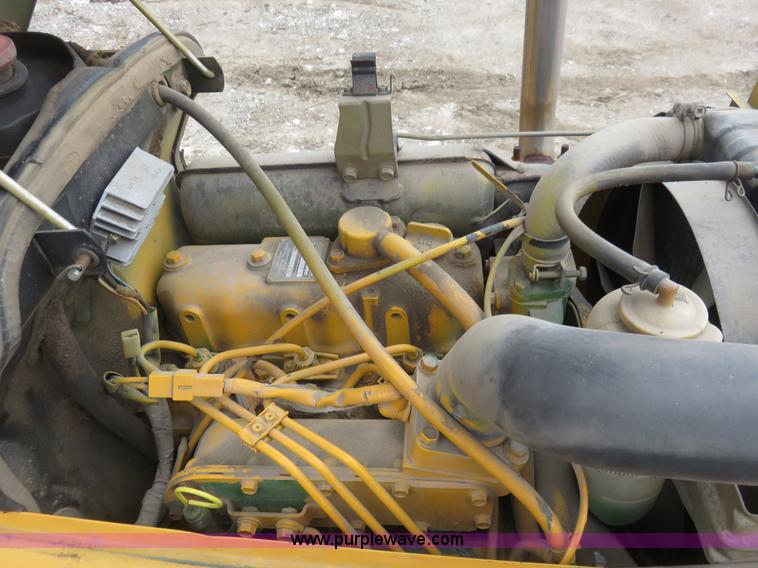 image for item K7219 1994 John Deere 770 utility tractor