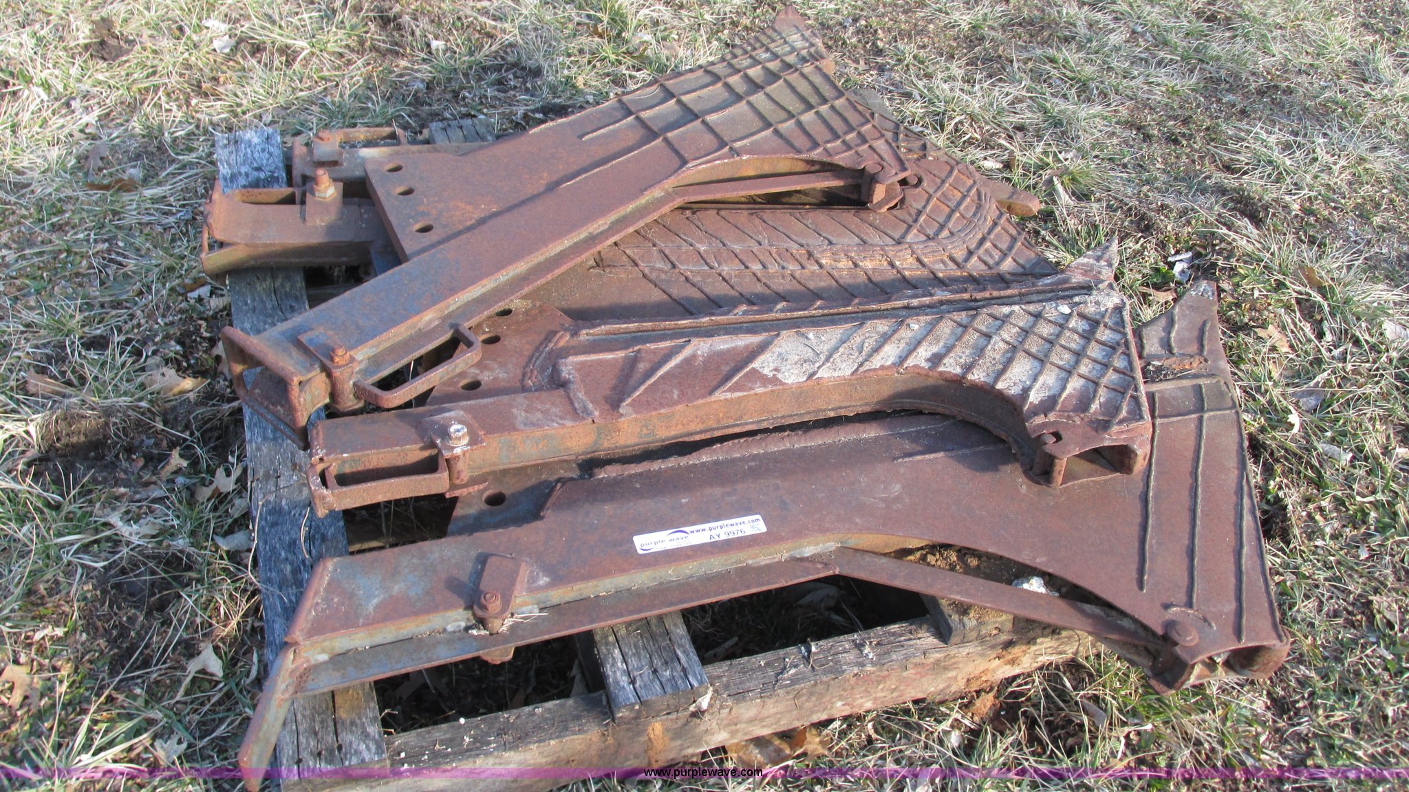 Vibratory plow blade in Halfway, MO Item AY9976 sold Purple Wave