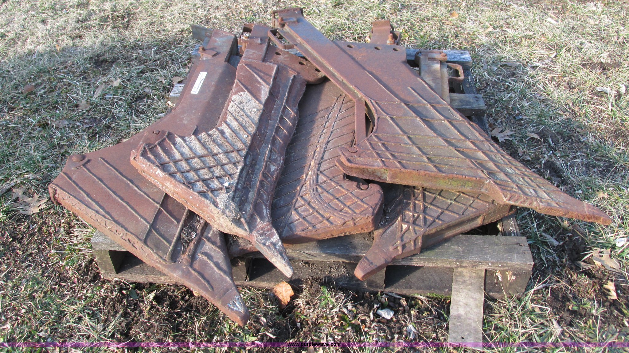 Vibratory plow blade in Halfway, MO Item AY9976 sold Purple Wave