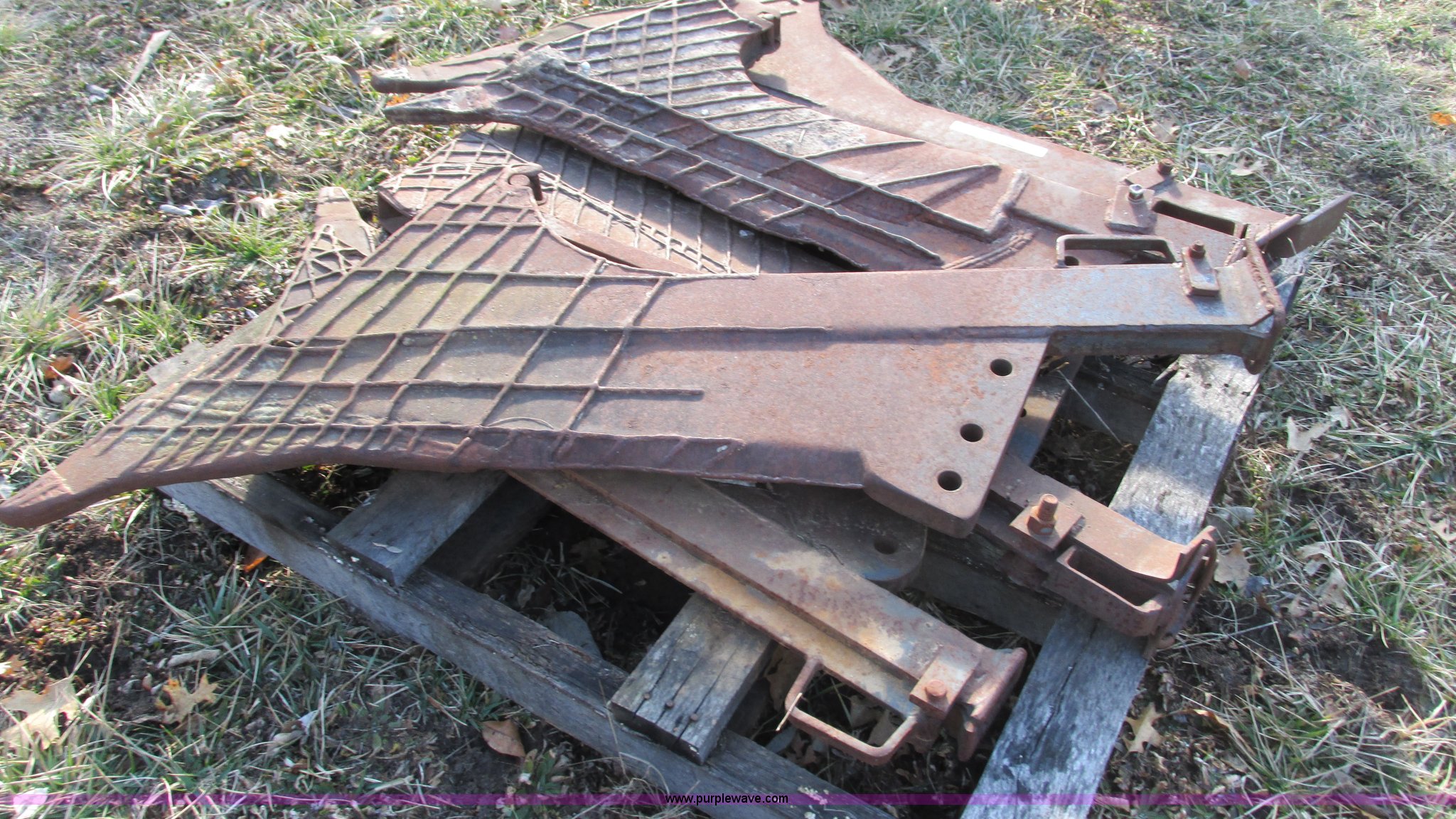 Vibratory plow blade in Halfway, MO Item AY9976 sold Purple Wave