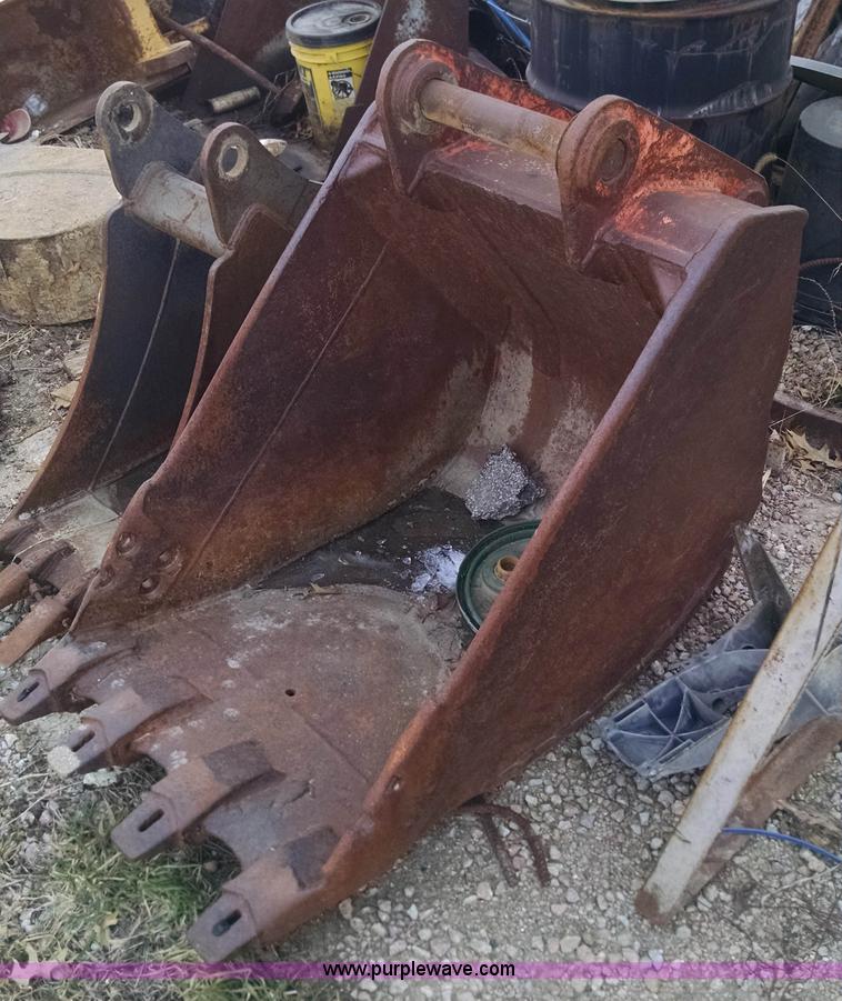 image for item AV9919 Koehring 28"W toothed excavator bucket