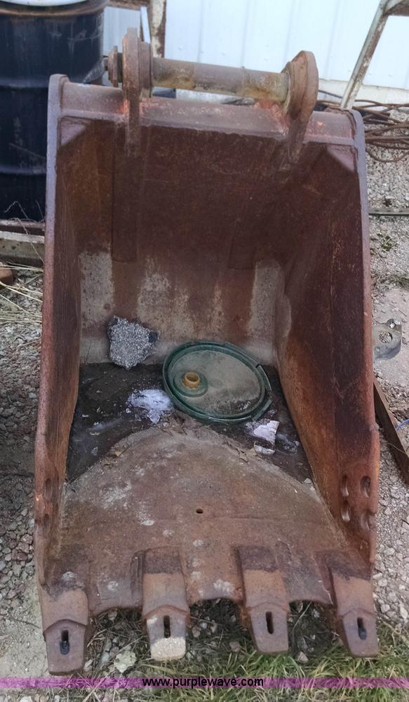 image for item AV9919 Koehring 28"W toothed excavator bucket