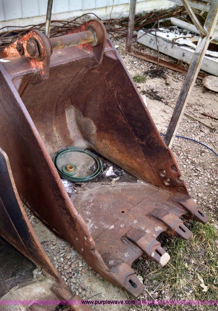 image for item AV9919 Koehring 28"W toothed excavator bucket