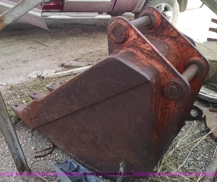 image for item AV9919 Koehring 28"W toothed excavator bucket