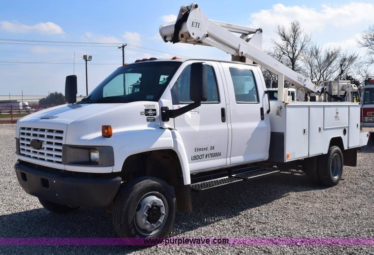 image for item E6151 2006 Chevrolet C4500 Crew Cab bucket truck