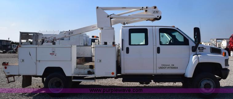 image for item E6151 2006 Chevrolet C4500 Crew Cab bucket truck
