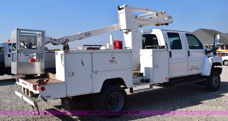 image for item E6151 2006 Chevrolet C4500 Crew Cab bucket truck