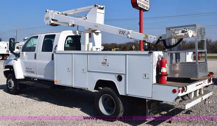 image for item E6151 2006 Chevrolet C4500 Crew Cab bucket truck