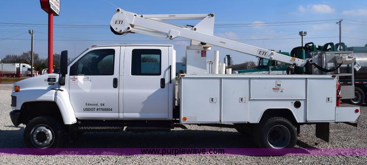 image for item E6151 2006 Chevrolet C4500 Crew Cab bucket truck