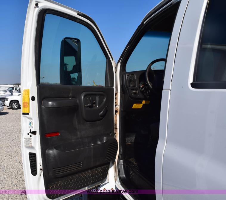 image for item E6151 2006 Chevrolet C4500 Crew Cab bucket truck