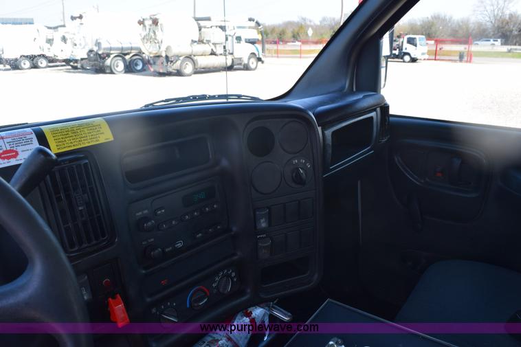 image for item E6151 2006 Chevrolet C4500 Crew Cab bucket truck