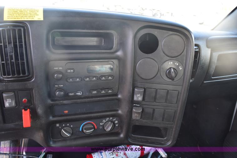 image for item E6151 2006 Chevrolet C4500 Crew Cab bucket truck