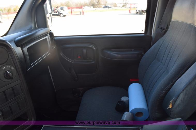 image for item E6151 2006 Chevrolet C4500 Crew Cab bucket truck