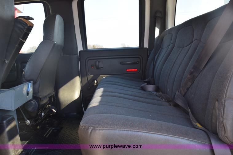 image for item E6151 2006 Chevrolet C4500 Crew Cab bucket truck