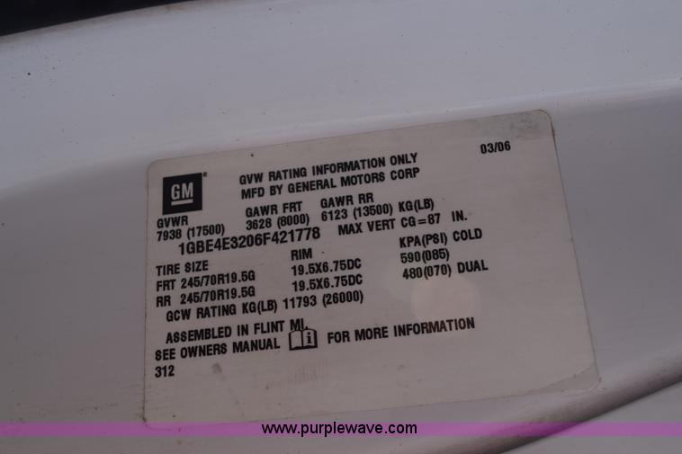 image for item E6151 2006 Chevrolet C4500 Crew Cab bucket truck