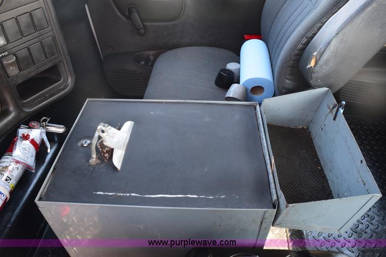 image for item E6151 2006 Chevrolet C4500 Crew Cab bucket truck