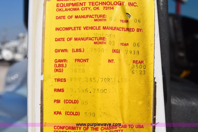 image for item E6151 2006 Chevrolet C4500 Crew Cab bucket truck