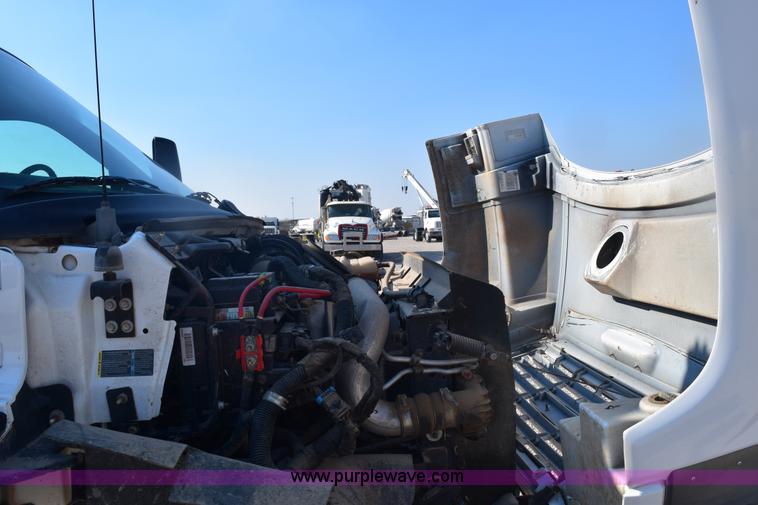 image for item E6151 2006 Chevrolet C4500 Crew Cab bucket truck