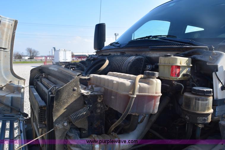 image for item E6151 2006 Chevrolet C4500 Crew Cab bucket truck