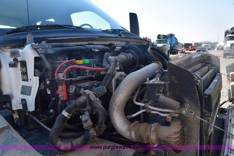 image for item E6151 2006 Chevrolet C4500 Crew Cab bucket truck