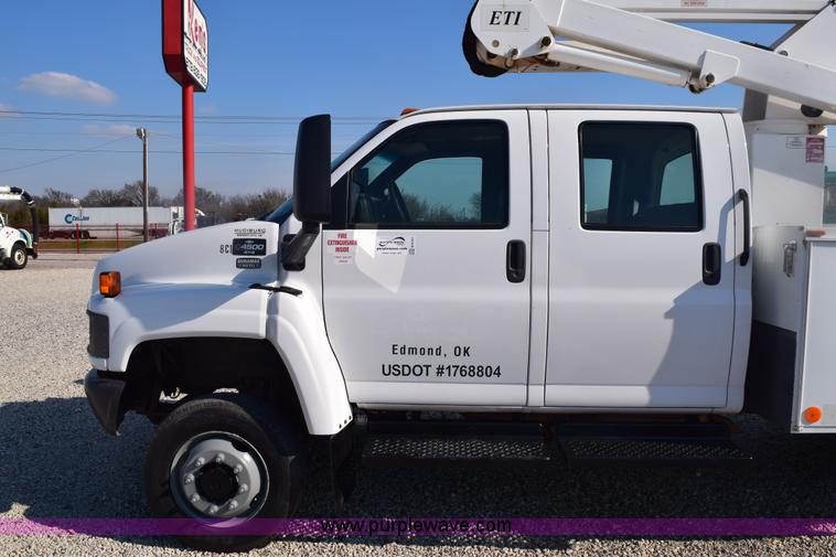 image for item E6151 2006 Chevrolet C4500 Crew Cab bucket truck