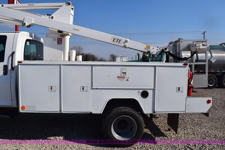 image for item E6151 2006 Chevrolet C4500 Crew Cab bucket truck