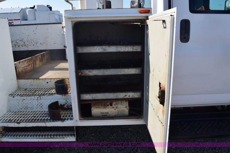 image for item E6151 2006 Chevrolet C4500 Crew Cab bucket truck