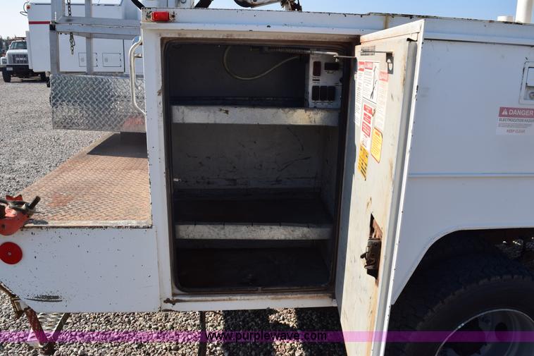 image for item E6151 2006 Chevrolet C4500 Crew Cab bucket truck