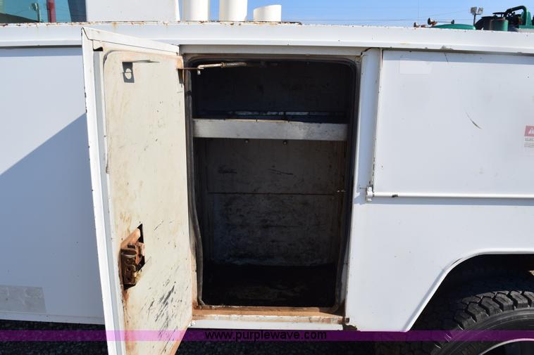 image for item E6151 2006 Chevrolet C4500 Crew Cab bucket truck