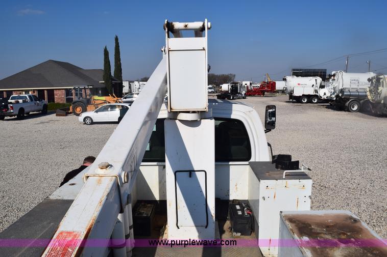 image for item E6151 2006 Chevrolet C4500 Crew Cab bucket truck