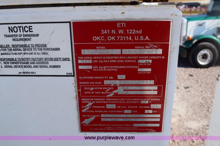 image for item E6151 2006 Chevrolet C4500 Crew Cab bucket truck