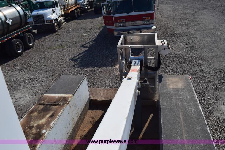 image for item E6151 2006 Chevrolet C4500 Crew Cab bucket truck