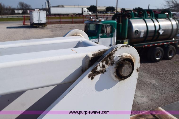 image for item E6151 2006 Chevrolet C4500 Crew Cab bucket truck