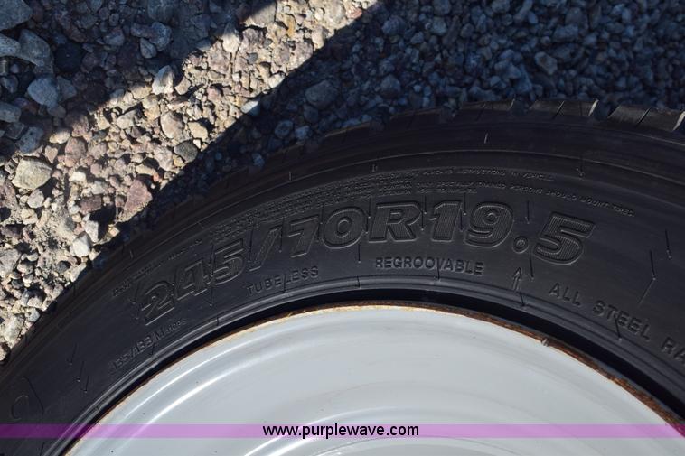 image for item E6151 2006 Chevrolet C4500 Crew Cab bucket truck