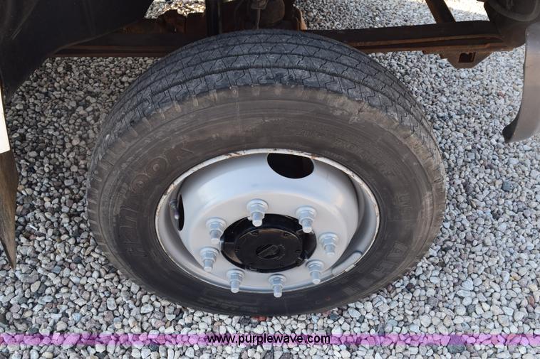 image for item E6151 2006 Chevrolet C4500 Crew Cab bucket truck