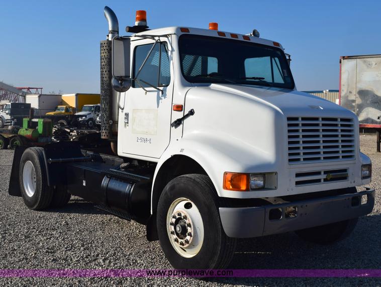 image for item E6154 1993 International 8100 winch truck