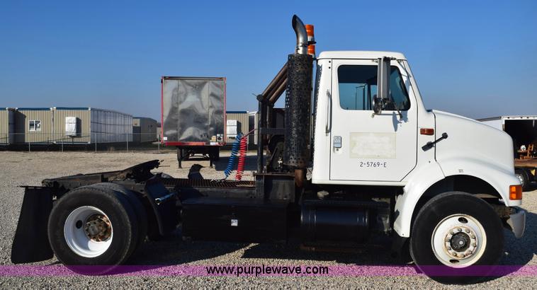 image for item E6154 1993 International 8100 winch truck