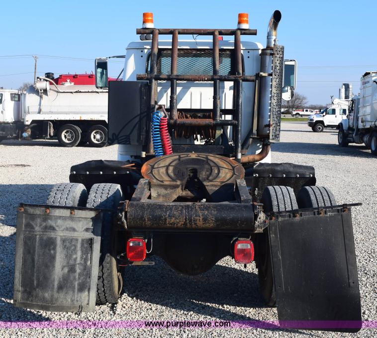 image for item E6154 1993 International 8100 winch truck