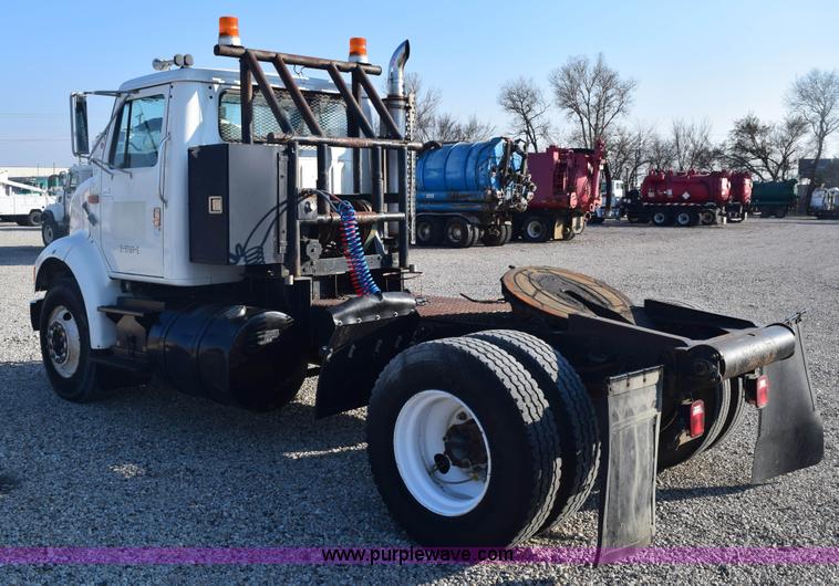 image for item E6154 1993 International 8100 winch truck