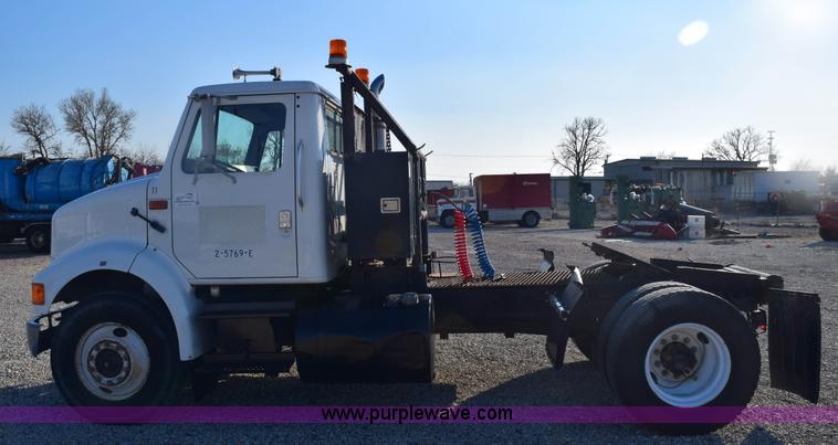 image for item E6154 1993 International 8100 winch truck