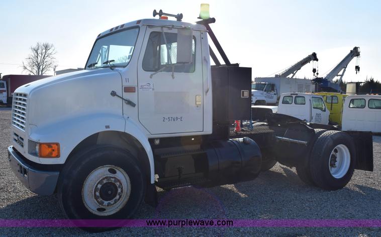 image for item E6154 1993 International 8100 winch truck