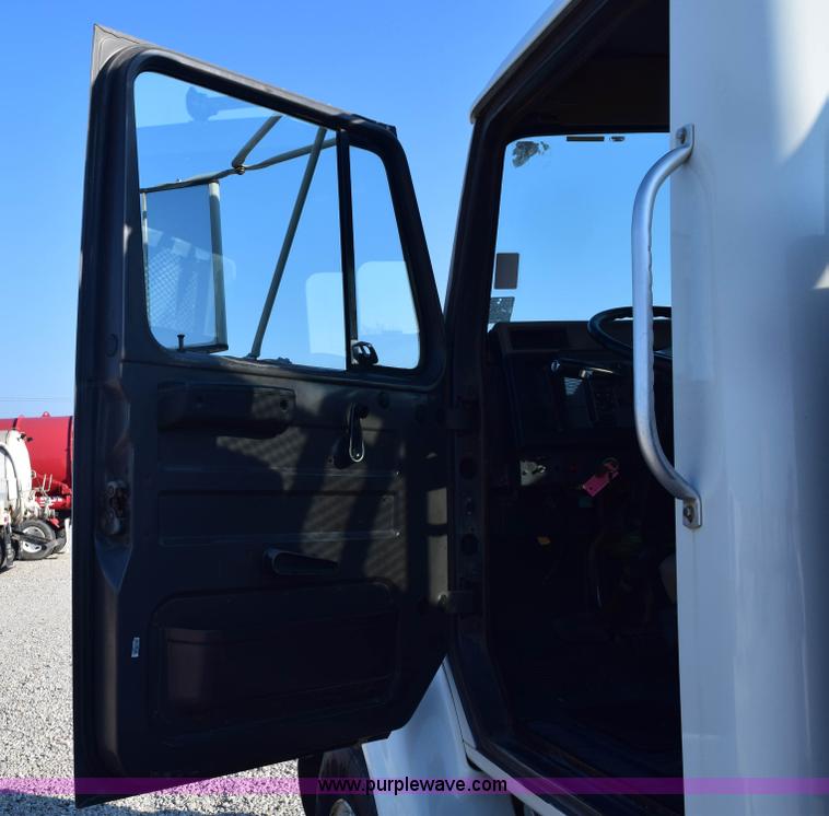 image for item E6154 1993 International 8100 winch truck