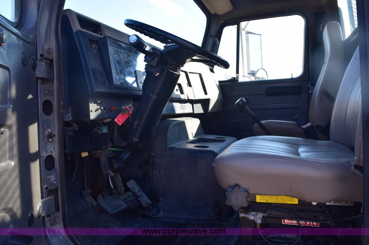 image for item E6154 1993 International 8100 winch truck