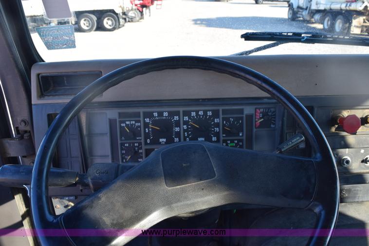 image for item E6154 1993 International 8100 winch truck