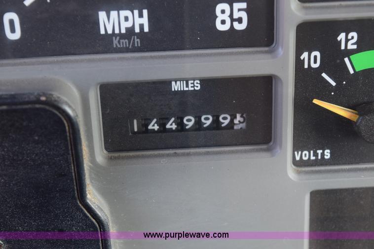 image for item E6154 1993 International 8100 winch truck