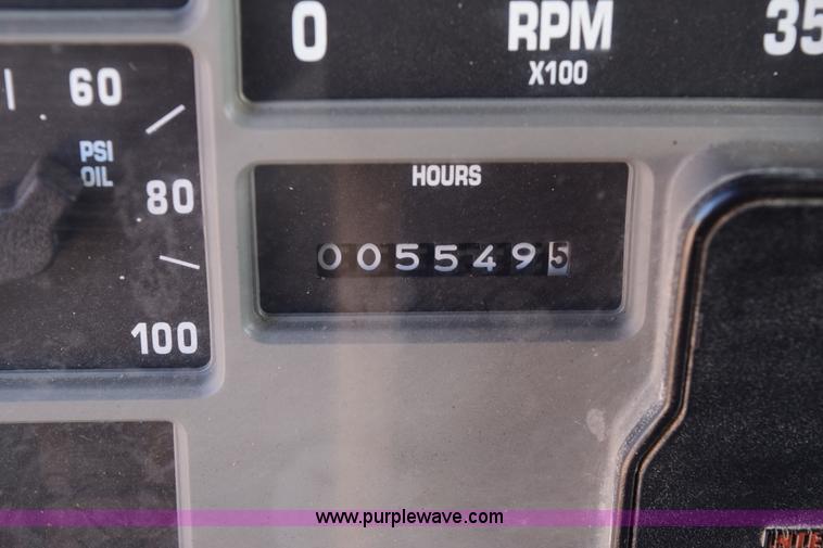 image for item E6154 1993 International 8100 winch truck