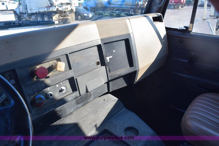 image for item E6154 1993 International 8100 winch truck