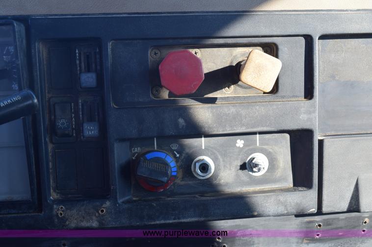 image for item E6154 1993 International 8100 winch truck